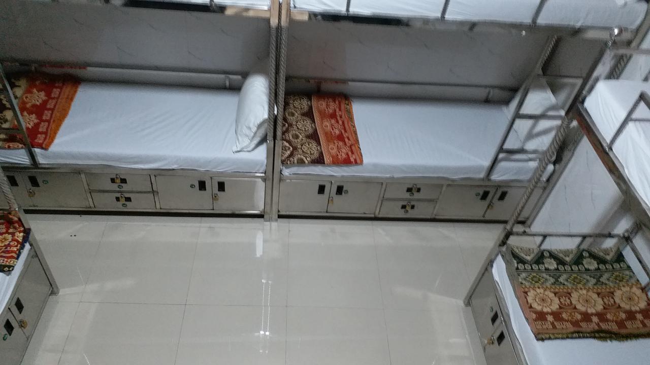 One Step Hostel Мумбай Екстериор снимка