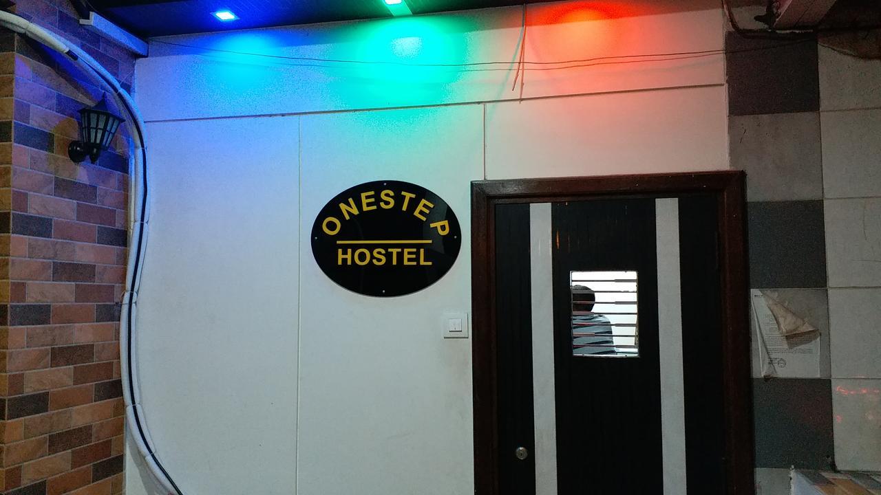 One Step Hostel Мумбай Екстериор снимка