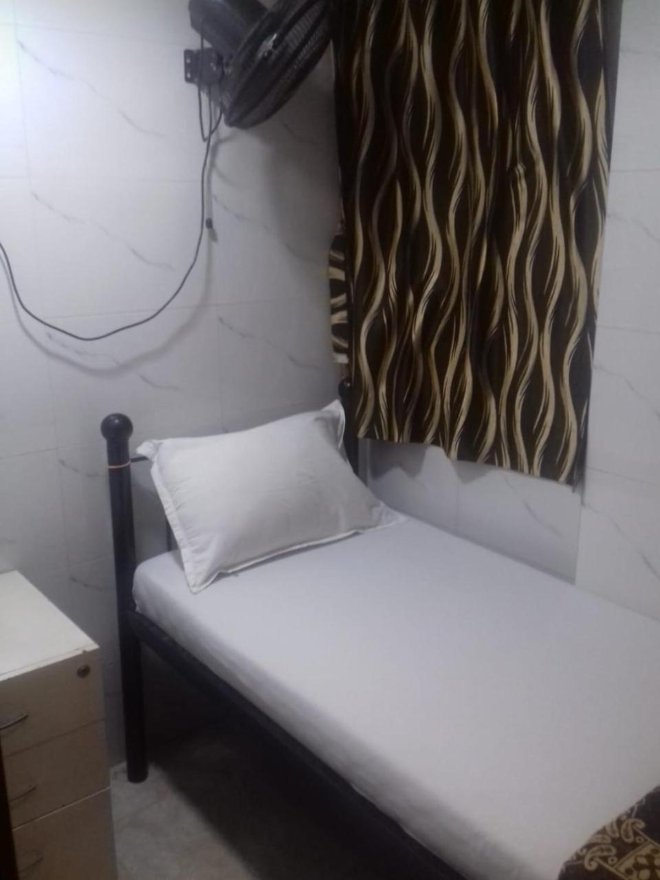 One Step Hostel Мумбай Екстериор снимка